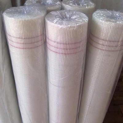 Malha de fibra de vidro revestida de branco em 4*4mm Apertura Forma de buraco quadrado 50m-200m comprimento de rolo